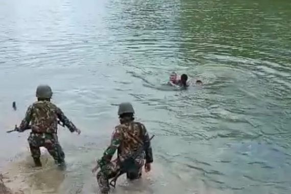 Aksi Heroik Dua Prajurit Kostrad Lompat ke Sungai, Selamatkan Anak Tenggelam - JPNN.COM