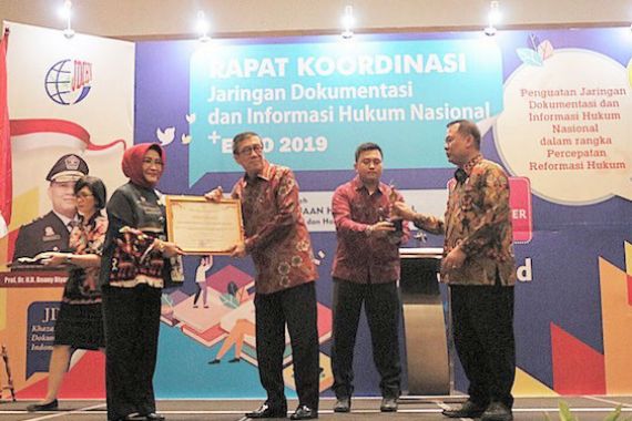 JDIH Kemnaker Raih Penghargaan Terbaik II JDIHN Award 2019 - JPNN.COM