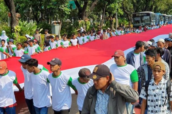 Bawa Bendera Raksasa ke Depan Istana demi Desak Jokowi Segera Lantik Firli Cs - JPNN.COM