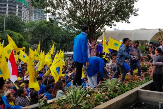 Demo Mahasiswa PMII Lempari Gedung KPK dengan Telur, Anggota Brimob jadi Sasaran - JPNN.COM