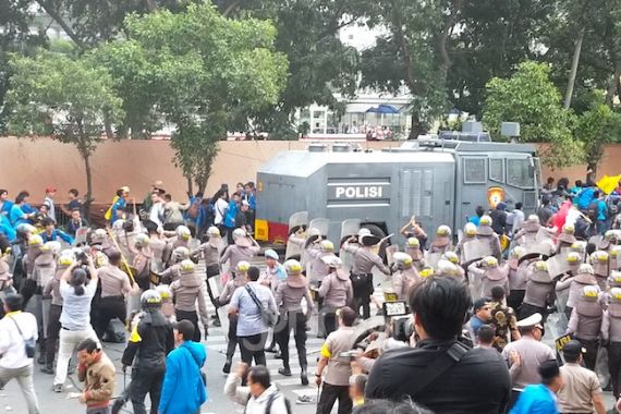 Massa Beratribut PMII Bentrok dengan Polisi di Depan KPK, Nih Fotonya - JPNN.COM