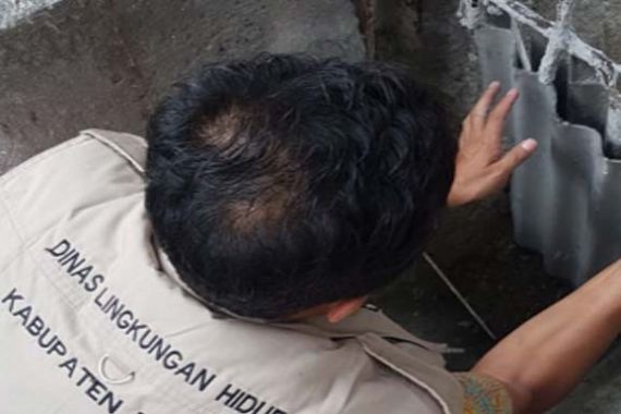 DLH Tutup Saluran Limbah Pabrik Laundry karena Mencemari Sungai Citeureup - JPNN.COM