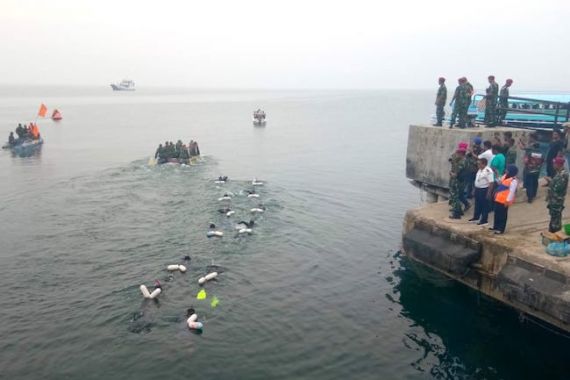 Marinir Memang Top, Berenang Seberangi Danau Toba untuk Pulihkan Pariwisata - JPNN.COM