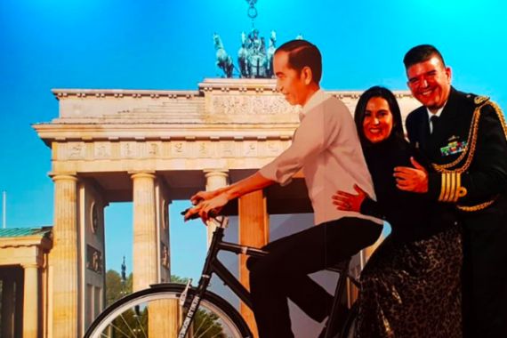 Eh Ada Sepeda Jokowi di Brandenburger Tor Berlin - JPNN.COM