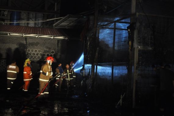 Gudang Paralon di Sukabumi Terbakar, Warga Panik, Mencekam - JPNN.COM