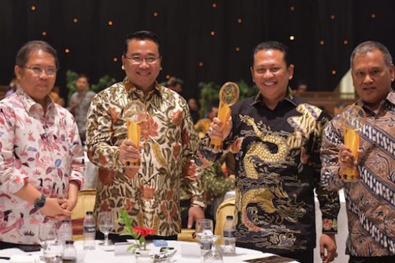 Ketua DPR dan Dua Menteri Raih Indonesia Digital Initiative Awards 2019 - JPNN.COM
