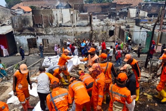 129 Rumah Terbakar di Jatinegara Gara-Gara Handphone - JPNN.COM