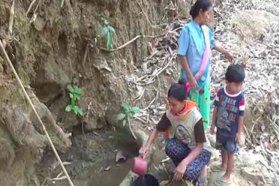 Kekeringan, Warga Terpaksa Jalan ke Tengah Hutan untuk Dapatkan Air Keruh - JPNN.COM