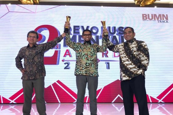 Dirut Pelindo IV Raih 2 Penghargaan Revolusi Mental 2019 - JPNN.COM