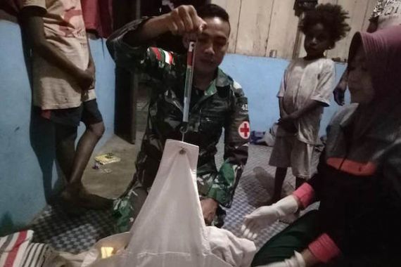 Personel Satgas Yonif MR 411 Bantu Persalinan Warga di Tapal Batas RI-PNG - JPNN.COM