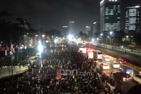 Demo RKUHP: Bermalam di Depan Gedung DPR, Mahasiswa Sempat Tutup Tol - JPNN.COM