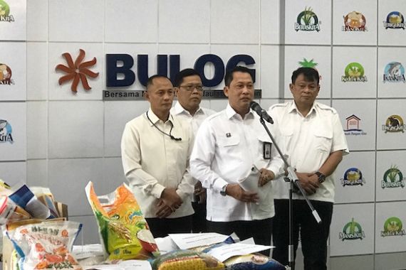 Perum Bulog Salurkan Bansos Beras Presiden Tahap II Kepada 1,85 Juta Warga - JPNN.COM