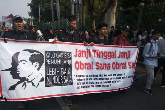 Demo di Depan DPR, Mahasiswa Bentangkan Spanduk RKUHP Ngawur #SaveKPK - JPNN.COM