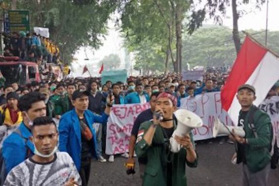 Ribuan Mahasiswa Aksi di Depan Gedung DPRD Sumut, Ini 10 Tuntutan Mereka - JPNN.COM