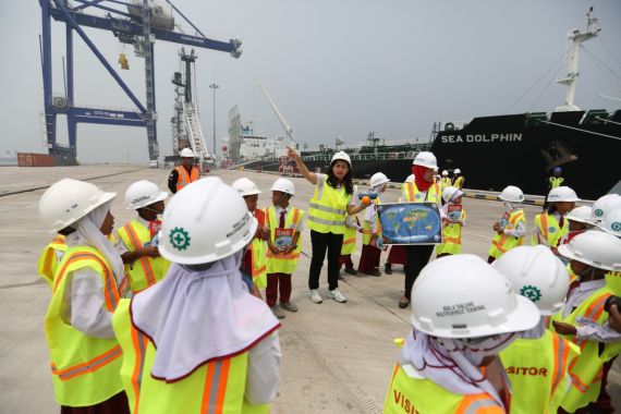 Anak-Anak SD Batubara Belajar Dunia Maritim di Pelabuhan Kuala Tanjung - JPNN.COM