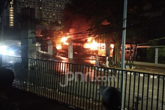 Bus dan Jeep Milik TNI Dibakar Massa di Area Parkir Lapangan Tembak Senayan - JPNN.COM