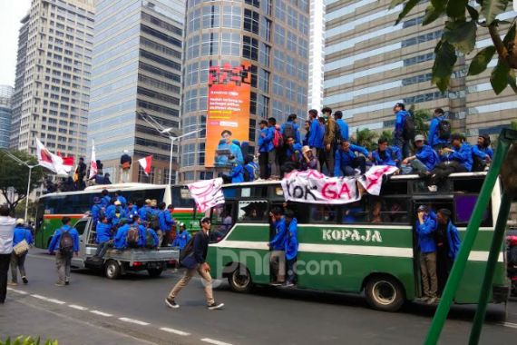 Demo Mahasiswa Bergerak, Jalan Sudirman Macet Total - JPNN.COM