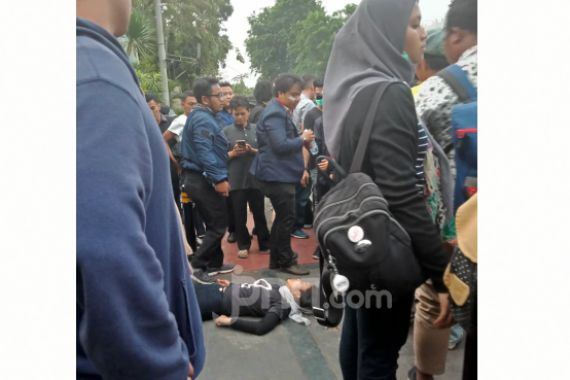 Demo Mahasiswa: Ada yang Mulai Terkapar, Pingsan di Tengah Jalan - JPNN.COM