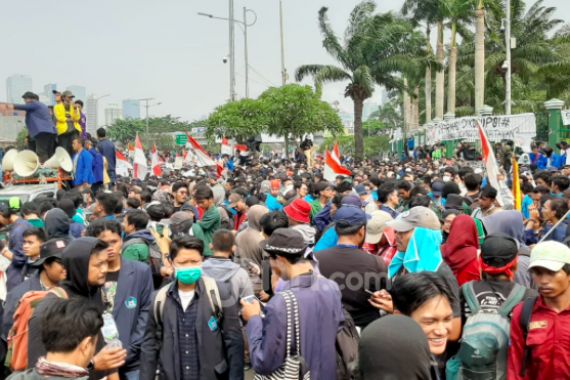 Demo Mahasiswa di Depan Gedung DPR Mulai Tegang - JPNN.COM