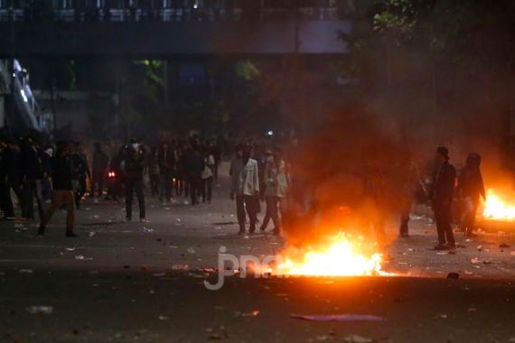 Demo Mahasiswa Kepung DPR, Polisi Halau Pakai Water Canon - JPNN.COM