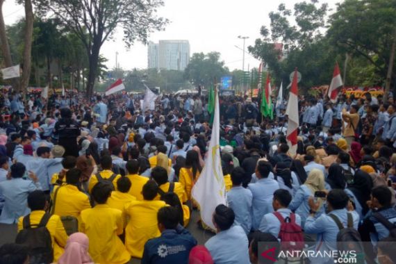 Demo Mahasiswa di Palembang Ricuh dengan Polisi, Banyak yang Terluka - JPNN.COM