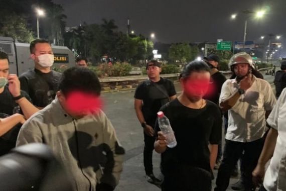 2 Peserta Aksi Demo Mahasiswa Agresif Menyerang Polisi, Oh Ternyata - JPNN.COM
