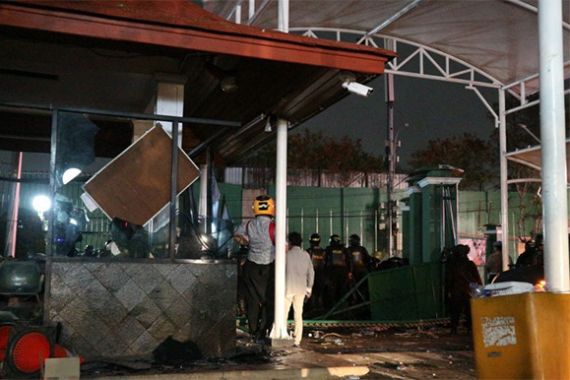 Demo Mahasiswa Malam Ini: Gas Air Mata Kembali Ditembakkan ke Arah Massa - JPNN.COM