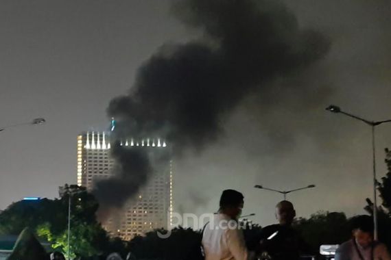 Massa Lempar Kembang Api dan Batu ke Kompleks Parlemen - JPNN.COM
