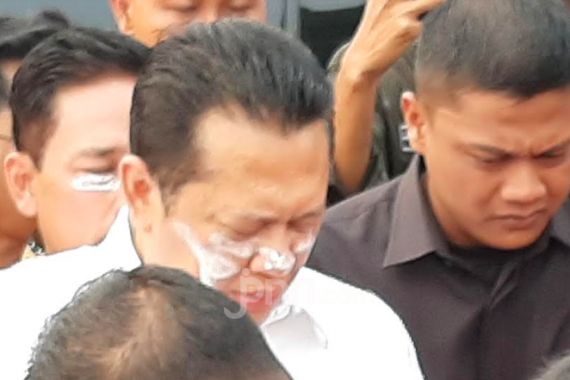 Gas Air Mata Beradu di Udara, Ketua DPR Bambang Soesatyo Batal Temui Mahasiswa - JPNN.COM