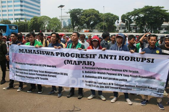 Massa Demo di Depan DPR: Bubarkan WP KPK, Keluarkan Agus Rahardjo - JPNN.COM