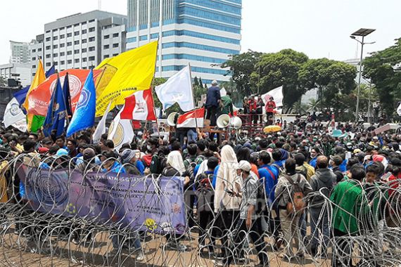 Mulai Panas, Massa Rusak Kawat Berduri, Panjat Pagar, Minta Masuk Gedung DPR - JPNN.COM