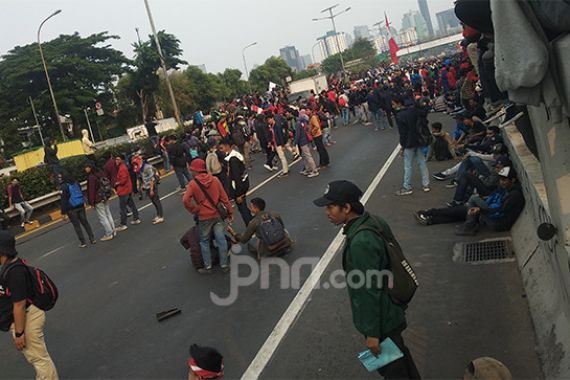 Demo di Depan Gedung DPR, Mahasiswa Tutup Ruas Tol Dalam Kota - JPNN.COM