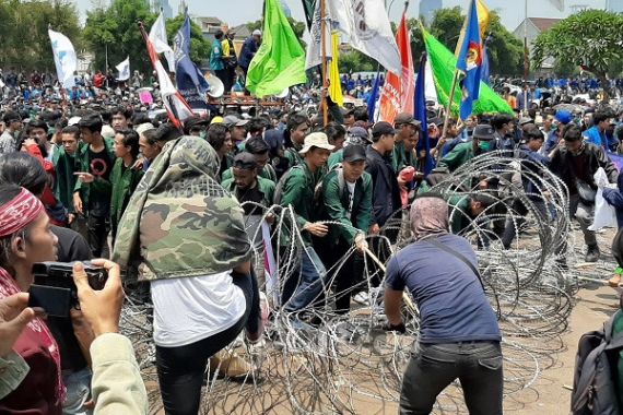 Demonstran Tembus Kawat Berduri dan Panjat Pagar DPR demi Lakukan Ini - JPNN.COM