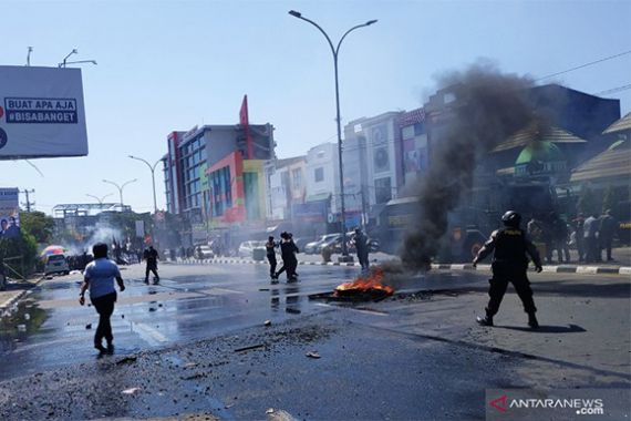 Demo Mahasiswa Hari Ini: Bentrok Pecah di Makassar, Batu Melayang di Bandung - JPNN.COM