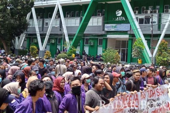 Ribuan Mahasiswa Kepung Kantor Wali Kota-Pemkab Bogor, Ini Tuntutannya - JPNN.COM