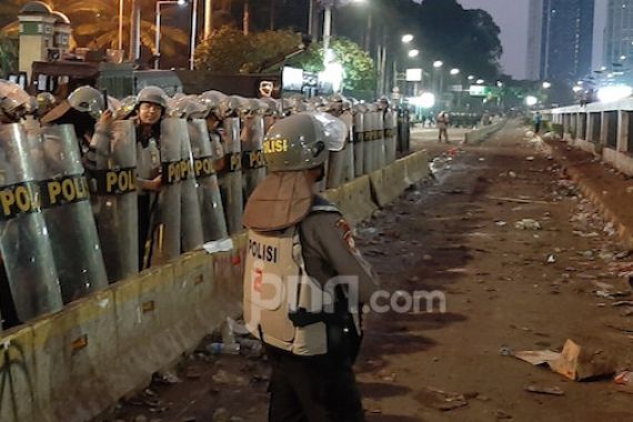 Polisi Pukul Mundur Massa dari Depan Gedung DPR - JPNN.COM