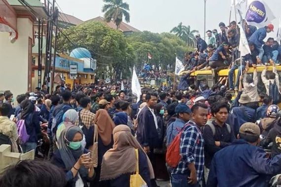 Jalan Juanda Ciputat Tersendat, Demo Mahasiswa Ciputat Menggugat Makin Berlipat - JPNN.COM