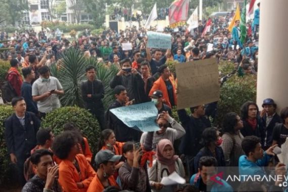 Demo Mahasiswa Hari Ini: Gedung Wakil Rakyat Digeruduk Ribuan Massa - JPNN.COM