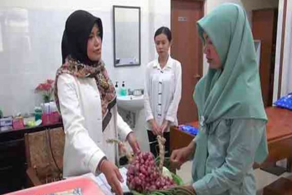 Berhati Mulia, 11 Tahun Dokter Dian Layani Warga yang Bayar Pengobatan dengan Sayuran - JPNN.COM