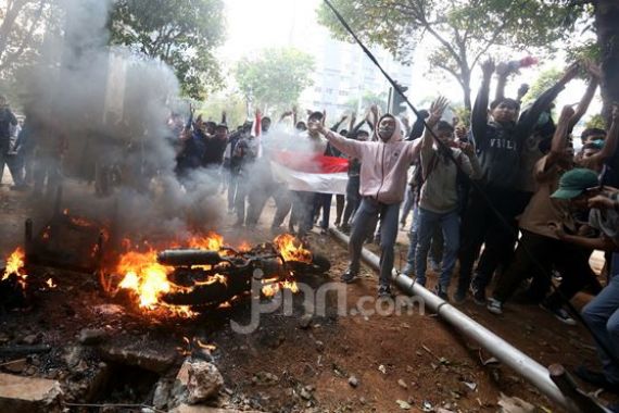 Demo di Gedung DPR: Massa Bakar Motor Wartawan - JPNN.COM