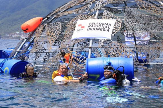 Pelni Tanam Instalasi Terumbu Karang di Ternate - JPNN.COM