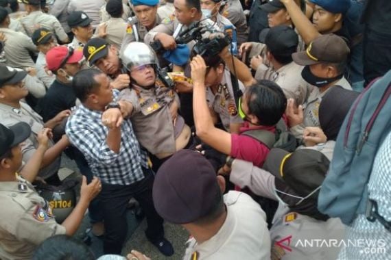 Detik-detik Kapolresta Pekanbaru Pingsan di Tengah Kerusuhan Demo Mahasiswa - JPNN.COM