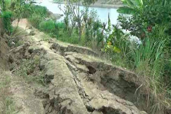 Tanggul dan Tebing Sungai Bengawan Solo Mendadak Longsor - JPNN.COM