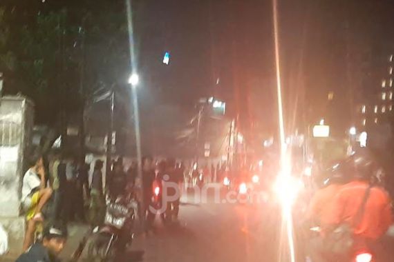 Petamburan Tegang, Massa Demo Ricuh Berlarian Dikejar Polisi - JPNN.COM