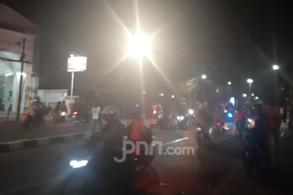 Massa Demo Ricuh Lari ke Petamburan, FPI Langsung Jaga Ketat Markas - JPNN.COM
