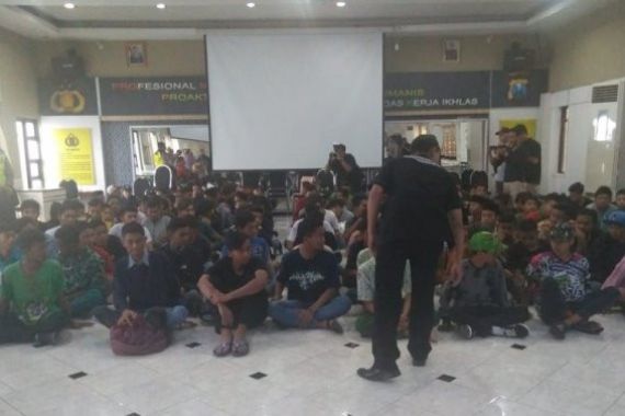 2 Orang Bukan Pelajar Pakai Seragam Sekolah, Diadang saat Menuju Lokasi Demo - JPNN.COM