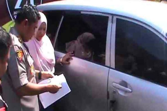 Mobil yang Dicuri Telah Ditemukan Polisi, Pemilik Langsung Sujud Syukur depan Kapolres - JPNN.COM