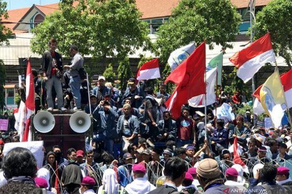 Ribuan Massa Surabaya Menggugat Terdiam Mendengar Selawat Berkumandang - JPNN.COM