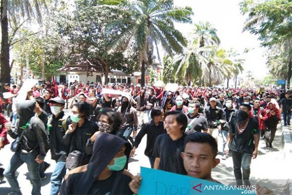 1 Mahasiswa Tewas saat Demo di Kantor DPRD Sultra, Namanya Randi - JPNN.COM
