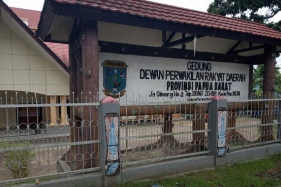 Gedung DPRD Hangus Dibakar Massa, Pelantikan Anggota Dewan di Lapangan - JPNN.COM